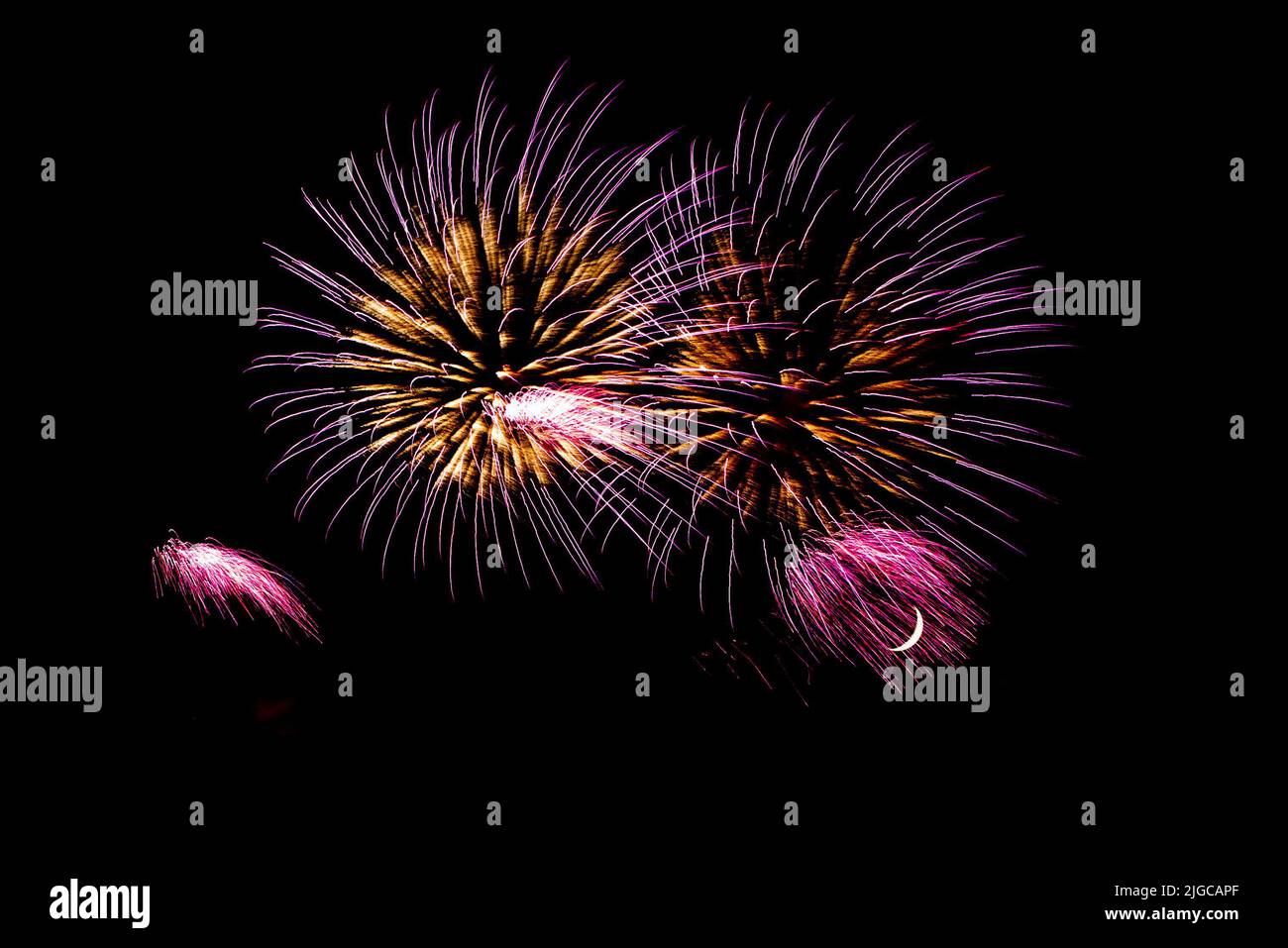 Montreal, Canada - Giugno 25 2022: Spettacolo di fuochi d'incendio con un quarto di luna sullo sfondo a la Ronde a Montreal Foto Stock