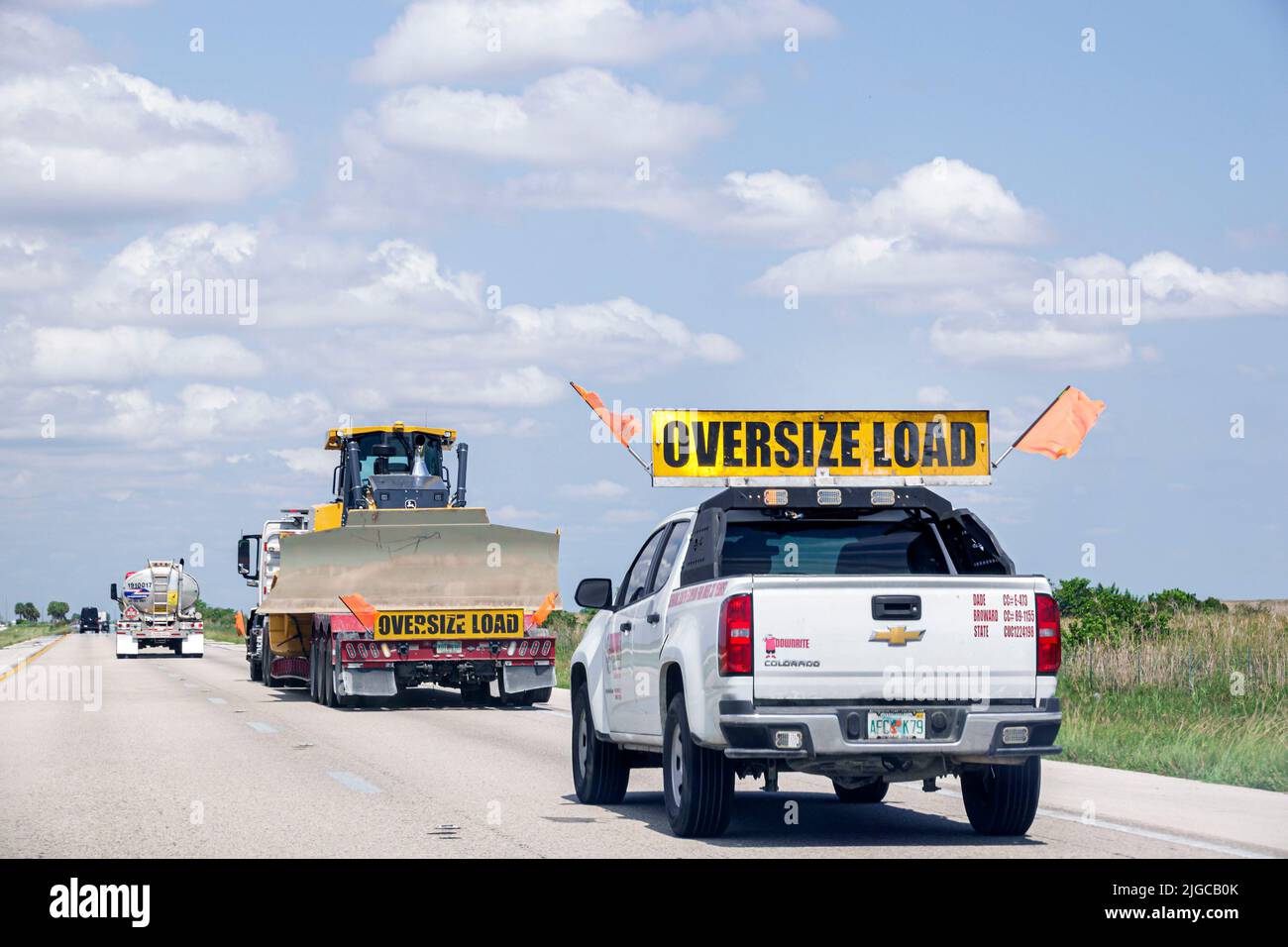 Fort ft. Lauderdale Florida, i-75 interstate autostrada pedaggio strada Alligator Alley Everglades, oversize cartello carico avvertimento bulldozer largo Foto Stock