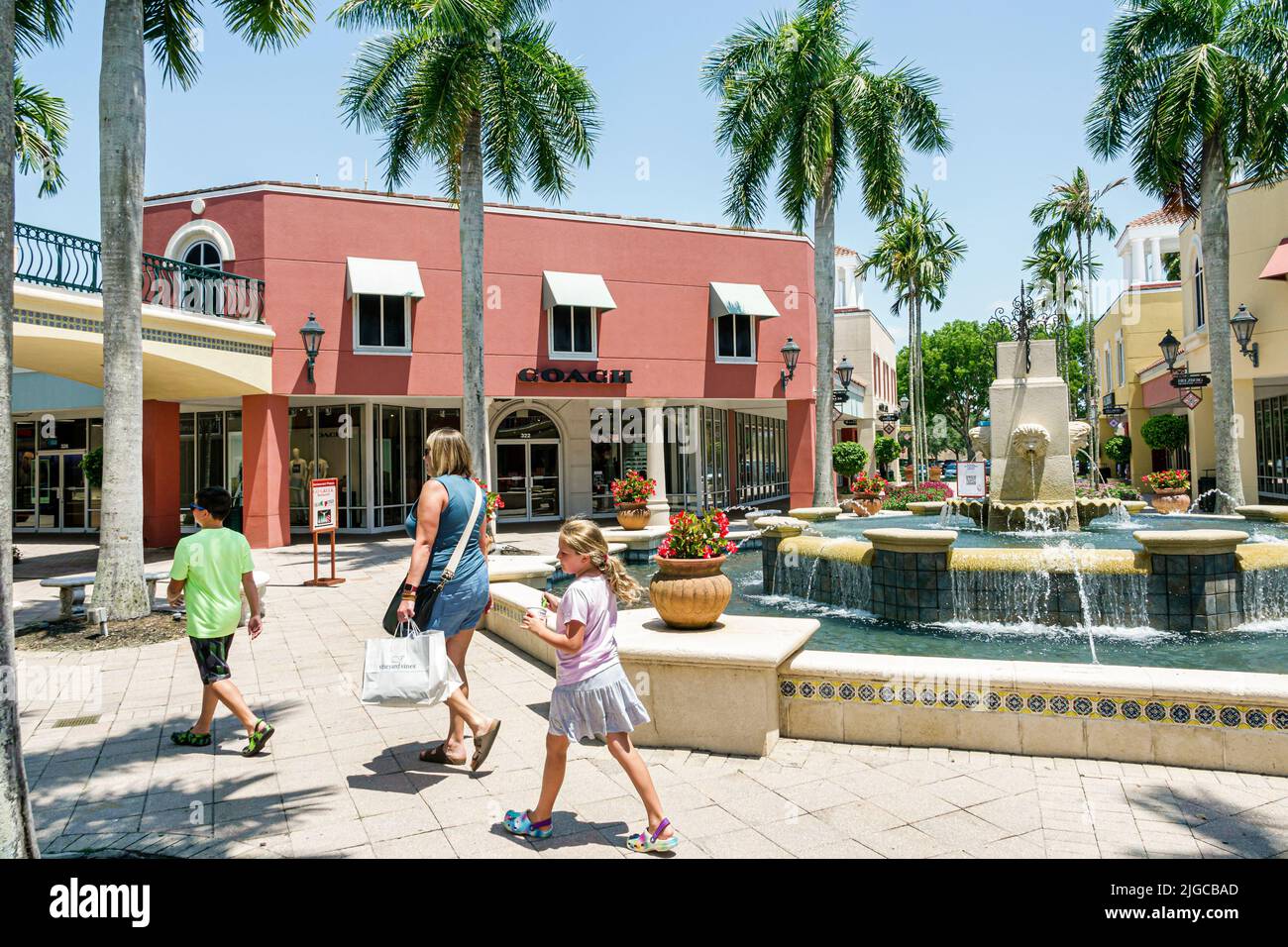 Estero Florida, Miromar Outlet fabbrica outlet nome designer marchio centro commerciale fontana famiglia Foto Stock