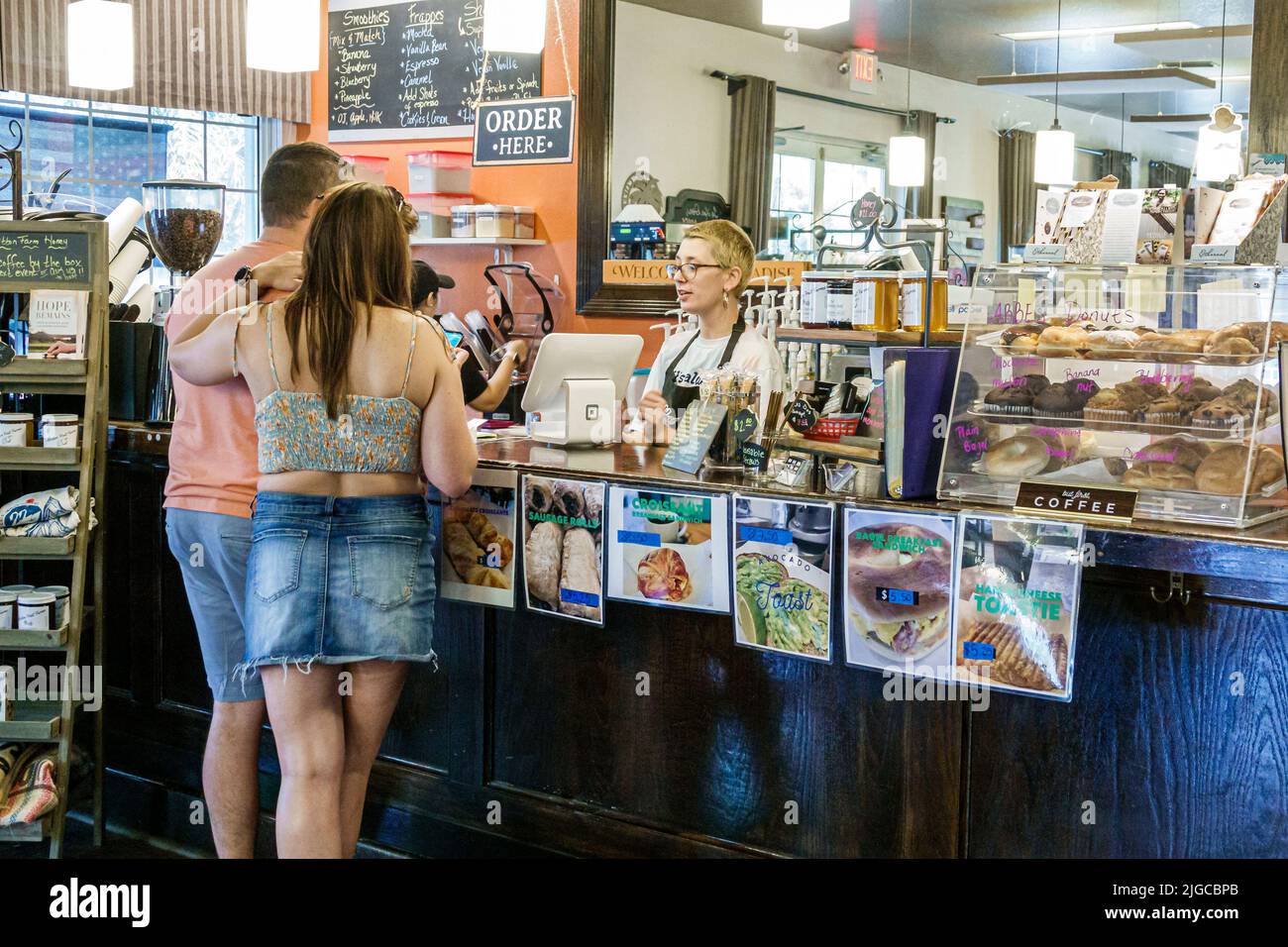 Punta Gorda Florida, Historic District Los Dos Cristianos Coffee Shop, Inside interior counter clienti coppia uomo donna barista lavoratore dipendente prendere Foto Stock