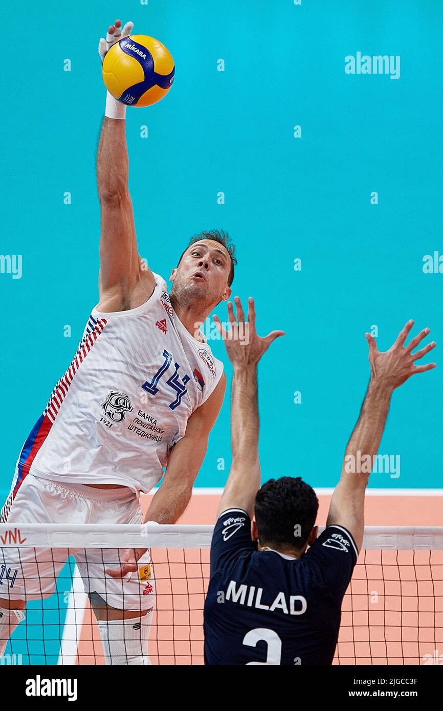 Danzica, Polonia. 09th luglio 2022. Milad (R) dell'Iran e Pavle Peric (L) della Serbia durante la partita maschile della FIVB Volleyball Nations League 2022 tra Iran e Serbia a Gdansk, Polonia, 09 luglio 2022. Credit: PAP/Alamy Live News Foto Stock