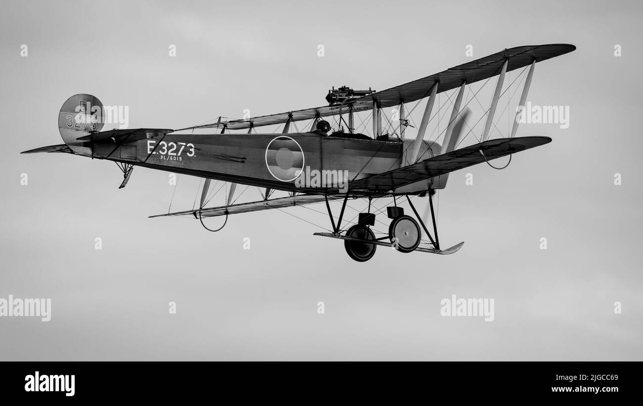 1918 Avro 504K ‘E3273’ in volo al Fly Navy Airshow tenutosi a Old Warden il 3rd luglio 2022 Foto Stock