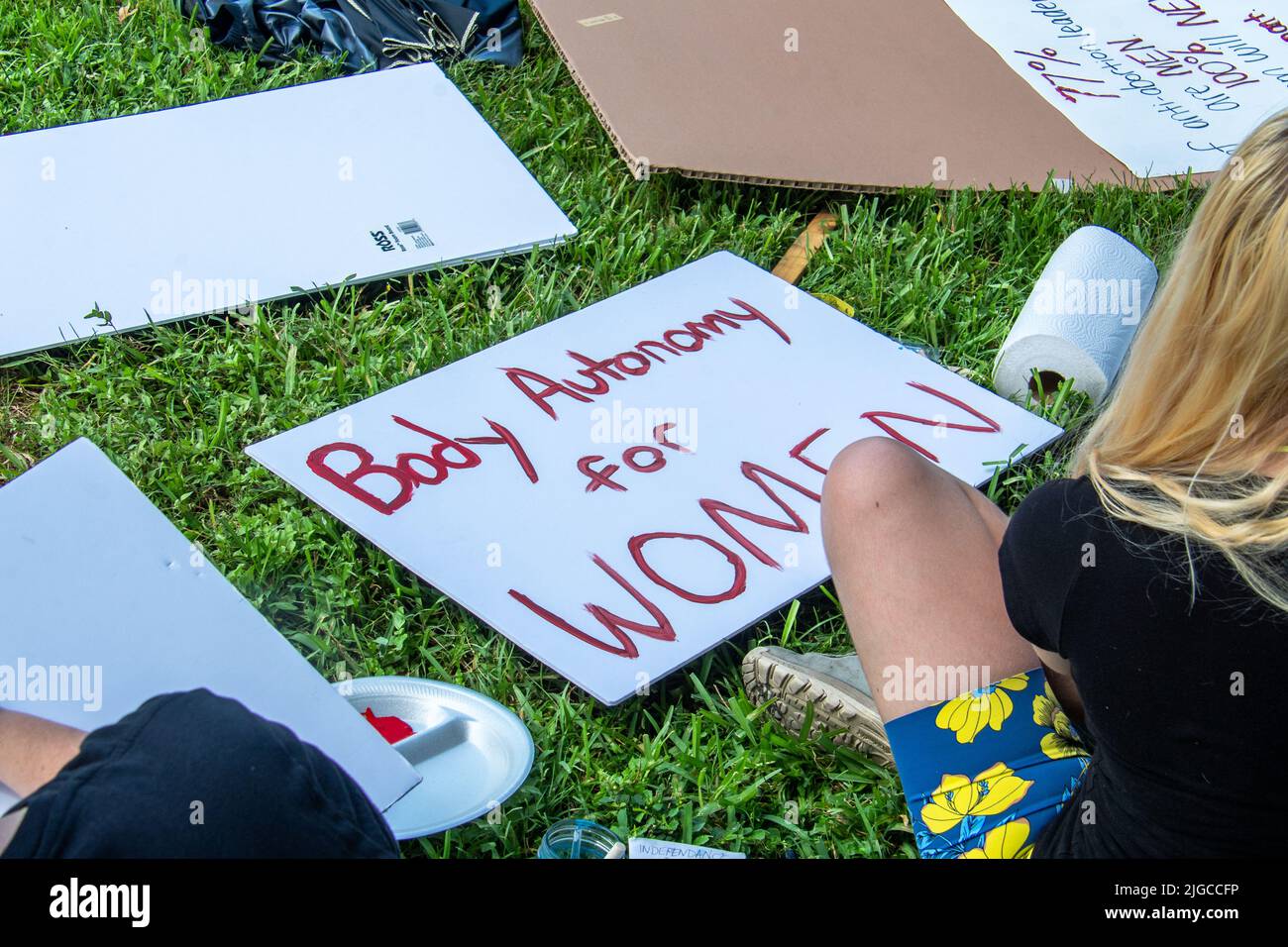 I giovani attivisti a favore dell'aborto stanno preparando i cartelli per la marcia dimostrativa contro le restrizioni imposte in molti stati. Foto Stock