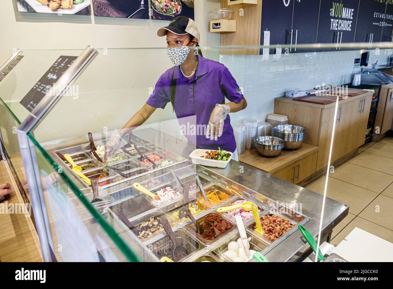 Napoli Florida, Giardino Gourmet insalate ristorante ristoranti interni fare le vostre scelte ciotola, Black femmina teen age teenager girl worke Foto Stock