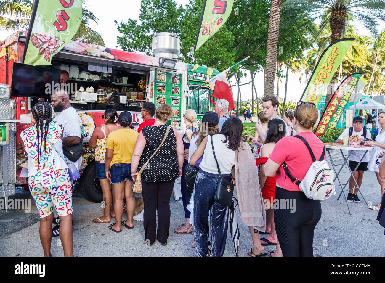 Miami Beach Florida, Ocean Terrace Fire on the Fourth 4th of July Festival event Celebration, food Truck line coda clienti uomini donne in attesa Foto Stock