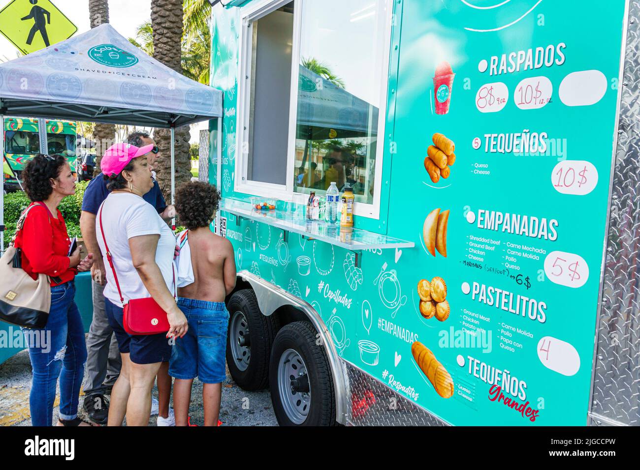 Miami Beach Florida, Ocean Terrace Fire il quarto 4th luglio Festival evento celebrazione, ispanico cibo camion famiglia vetrina ordini Foto Stock