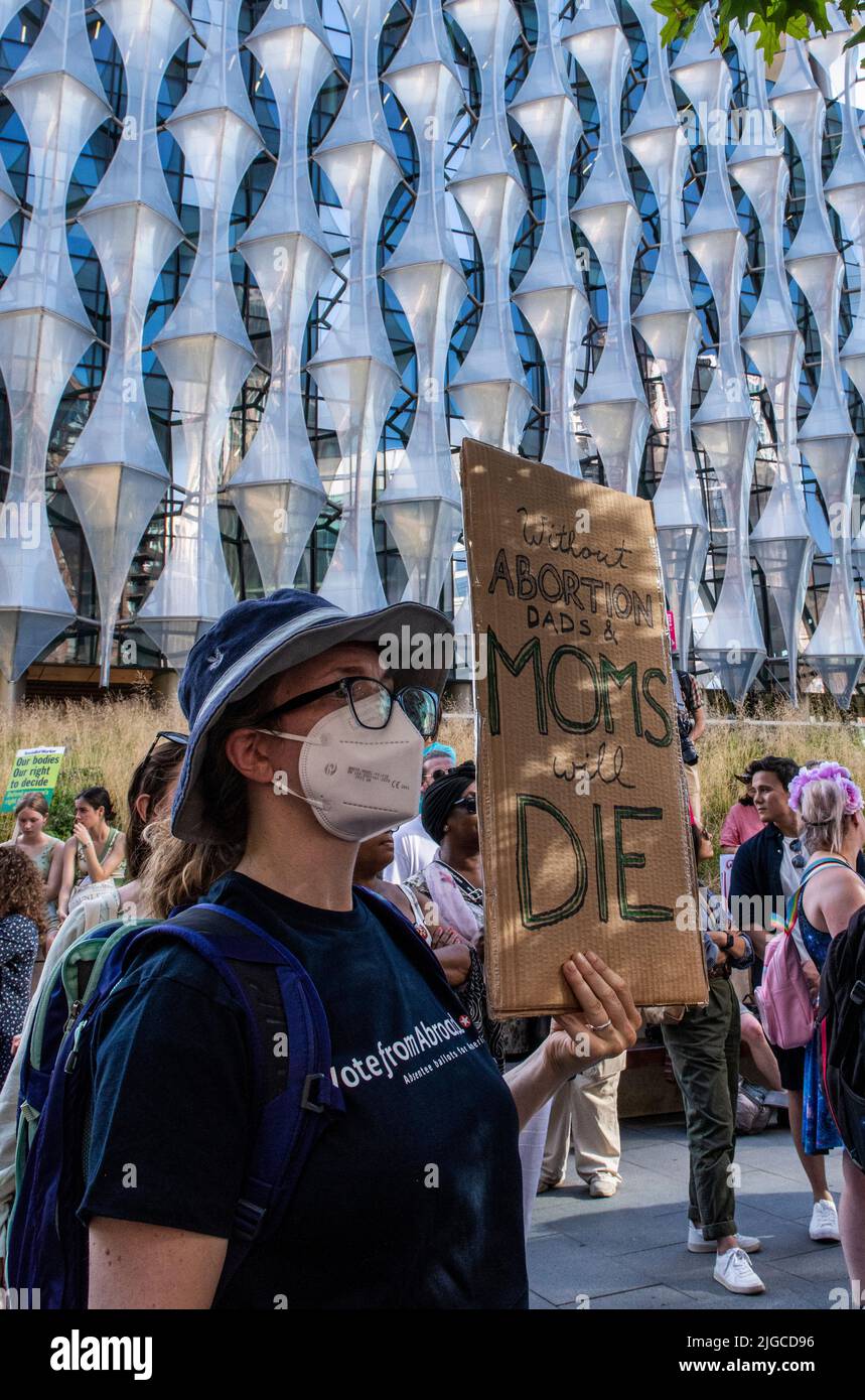 Ambasciata DEGLI STATI UNITI, Londra, Regno Unito. 9th luglio 2022. I manifestanti arrivano per un raduno presso l'Ambasciata degli Stati Uniti nel centro di Londra in solidarietà con le donne Americam e contro la sentenza della Corte Suprema. Picture Credit: ernesto Rogata/Alamy Live News Foto Stock