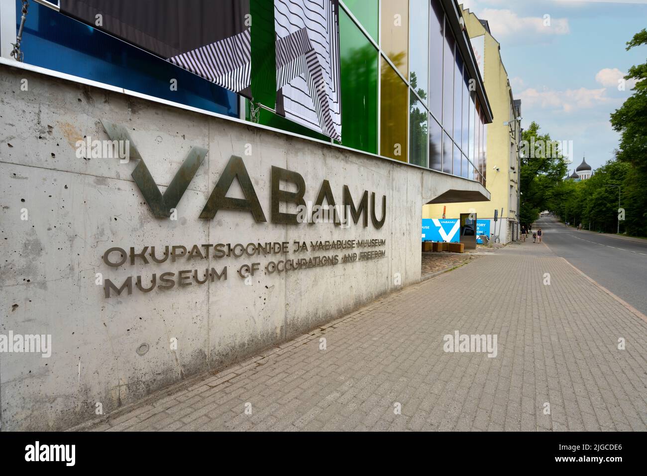 Tallinn, Estonia. Luglio 2022. Vista esterna del Museo Vabamu delle professioni e della libertà edificio nel centro della città Foto Stock
