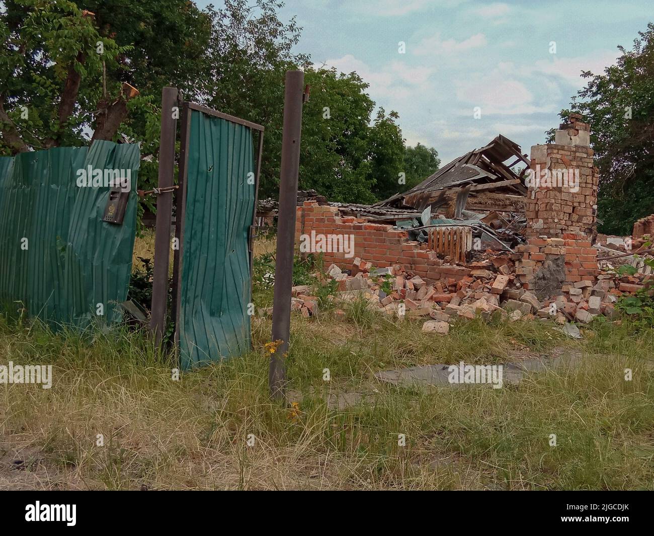 Casa distrutta e una conseguenza dei bombardamenti. Regione di Kiev, Ucraina Foto Stock
