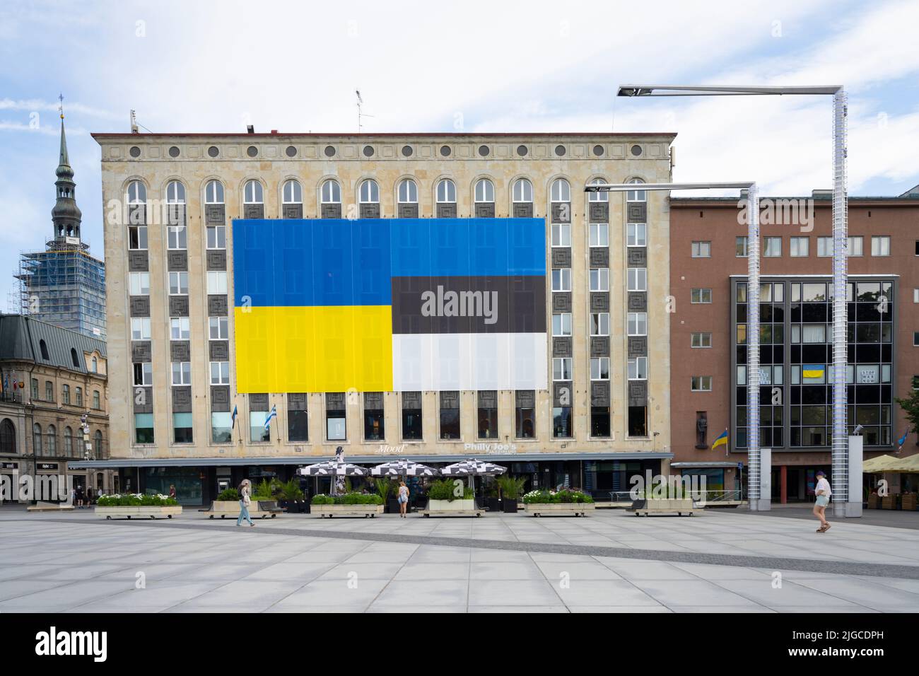 Tallinn, Estonia. Luglio 2022. Vista delle bandiere estone e Ucraina sulla facciata di un edificio nel centro della città Foto Stock