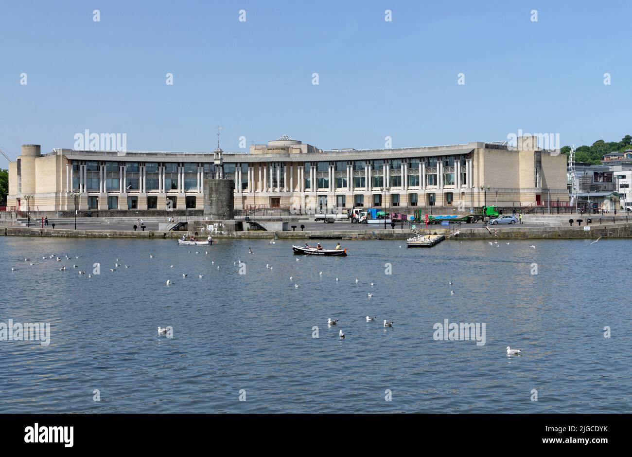 Lloyds Banking Group Building, Bristol dock. Estate 2022. Luglio. Con Bristol Channel Social Rowers barca in acqua di fronte. Foto Stock