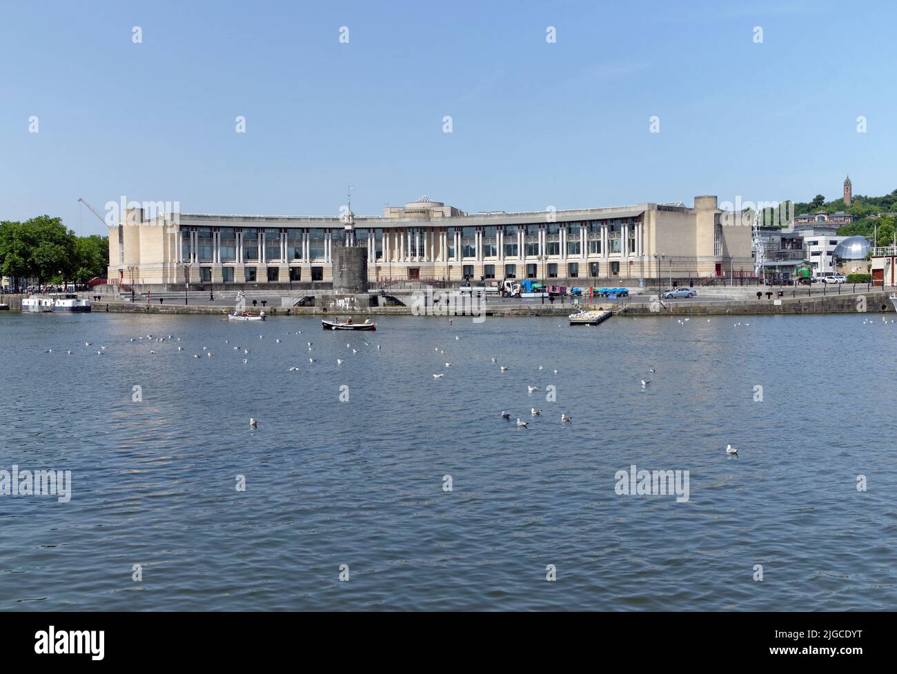Lloyds Banking Group Building, Bristol dock. Estate 2022. Luglio. Con Bristol Channel Social Rowers barca in acqua di fronte. Foto Stock
