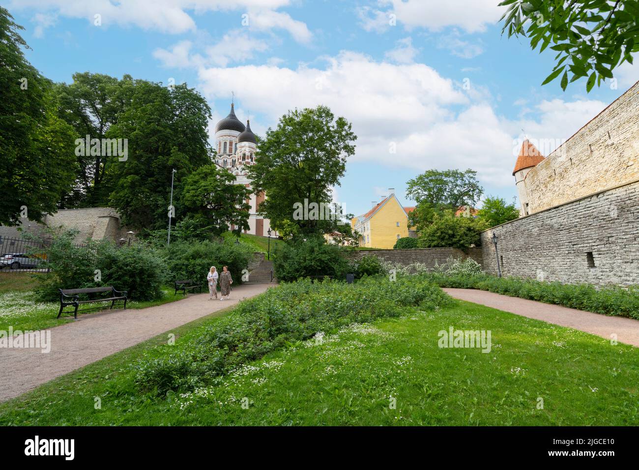 Tallinn, Estonia. Luglio 2022. Vista panoramica sul giardino Komandandi nel centro della città Foto Stock