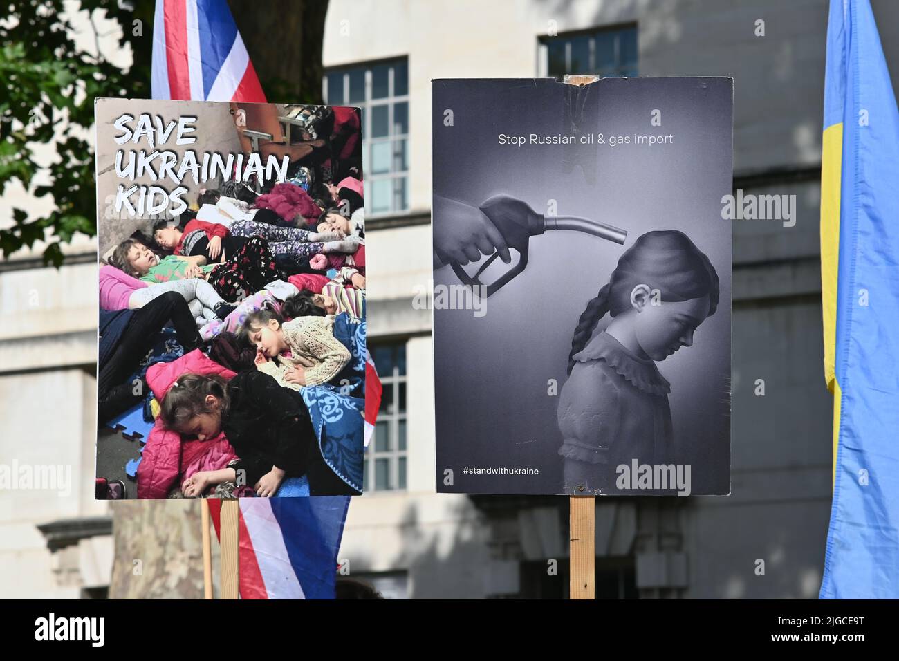 Londra, Regno Unito. 09th luglio 2022. Sostenere l'Ucraina ora "tutti insieme vinceremo” contro l'aggressione russa che canta il russo è un terrorista, Londra, Regno Unito. - Downing Street, Londra, Regno Unito. – 9 luglio 2022. Credit: Vedi li/Picture Capital/Alamy Live News Foto Stock