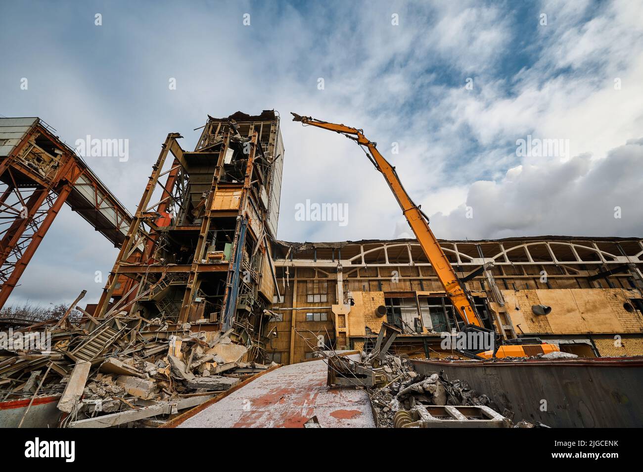 Escavatore demolitore con grande manipolatore vicino alla fabbrica Foto Stock