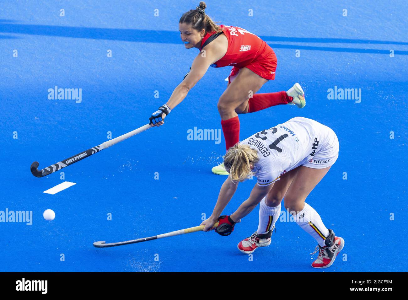 AMSTERDAM - Alix GERNIERS (C) (bel) e Constanza Palma (chi) durante la partita tra Belgio e Cile ai Campionati mondiali di hockey al Wagener Stadium, il 9 luglio 2022 ad Amsterdam, Paesi Bassi. ANP WILLEM VERNES Foto Stock