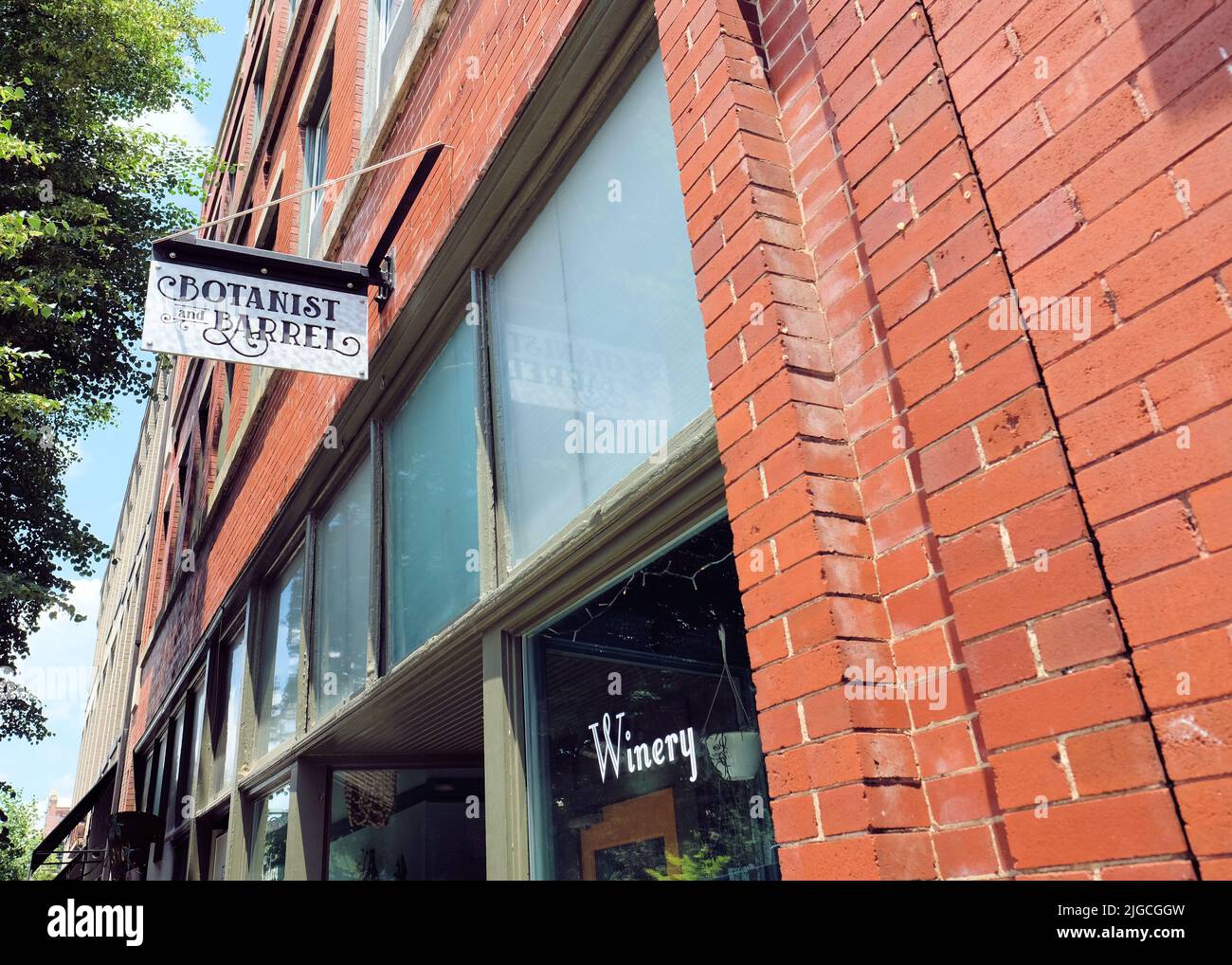 Botanist & Barrel nel centro di Asheville, North Carolina; degustazione bar bottiglieria che offre vino, sidro, birra, mead, spuntini leggeri e musica. Foto Stock