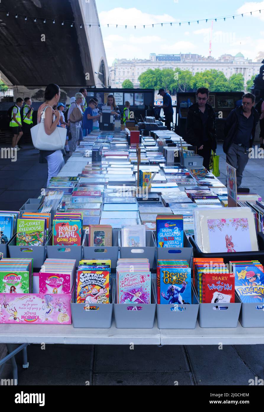 Prenota stalla lungo la Southbank presso il Tamigi, Londra, Inghilterra Foto Stock