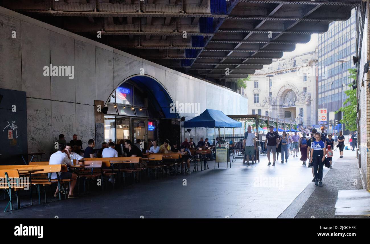 Pomeriggio bevendo all'aperto un bar sotto il Ponte di Waterloo costruito negli archi, Londra, Inghilterra Foto Stock
