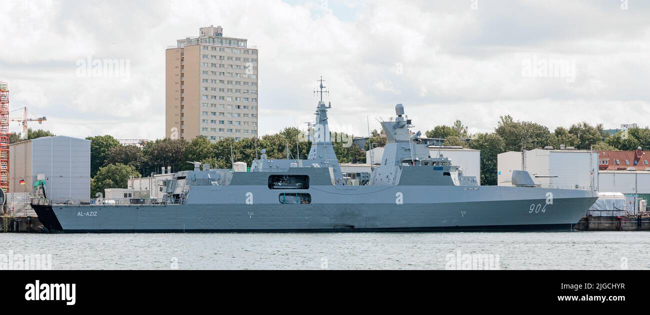 Kiel, Germania. 09th luglio 2022. Il 'al Aziz', prima di tre fregate per la Marina Egiziana, è ormeggiato al molo di allestimento della ThyssenKrupp Marine Systems (TKMS) a Kiel. Credit: Markus Scholz/dpa/Alamy Live News Foto Stock