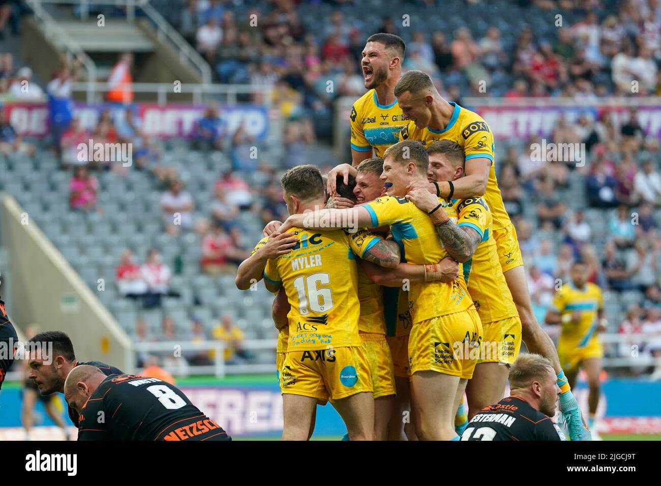 I giocatori di Leeds Rhinos celebrano una prova di Aidan Sezer #7 di Leeds Rhinos Foto Stock