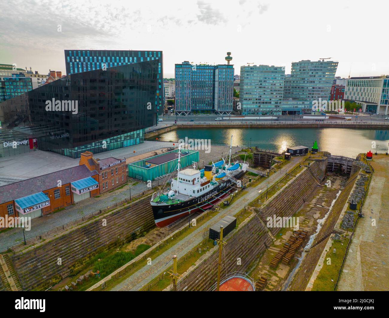 Il pilota di Liverpool MV Edmund Gardner attraccò al Graving Dock a Maritime Mercantile City, Liverpool, Inghilterra, Regno Unito. Liverpool Maritime Mercantile Cit Foto Stock