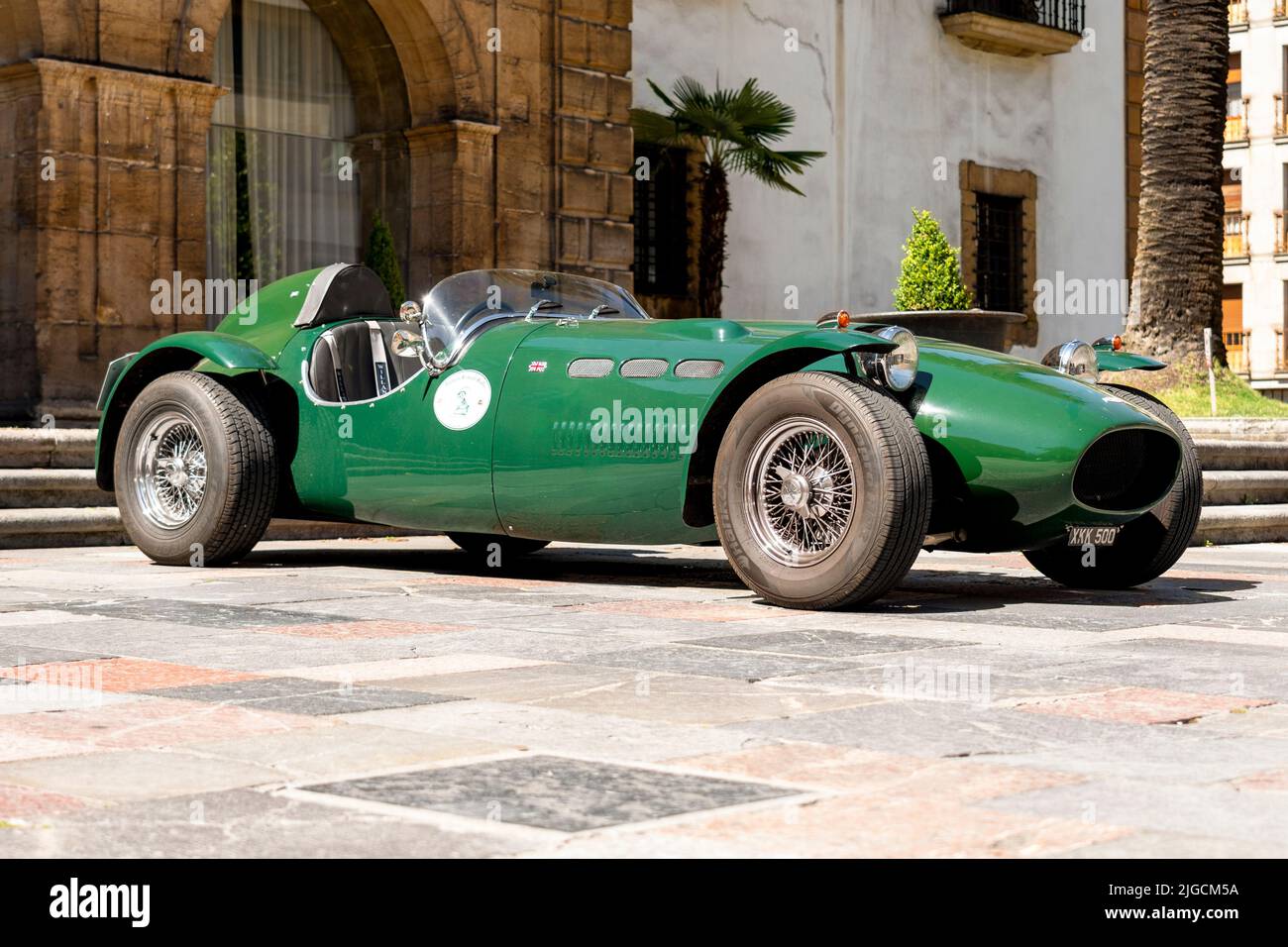 Oviedo, Spagna - 01 luglio 2022: Auto sportiva retrò Jaguar Ronart W152. Auto verde d'epoca Foto Stock