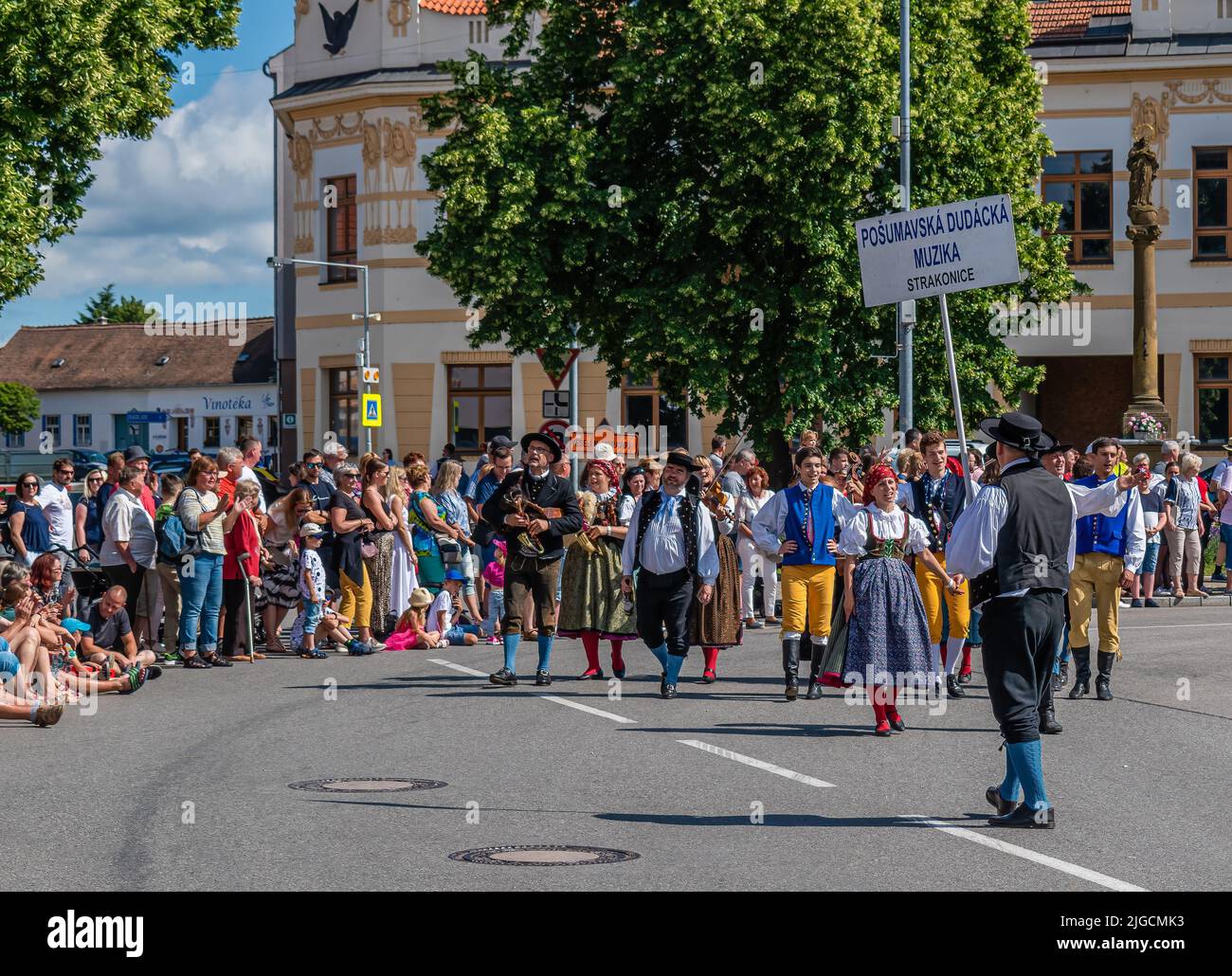 Straznice, Repubblica Ceca - 25 giugno 2022 Festival Internazionale del Folklore. Musica di cornamusa al festival nella processione Foto Stock