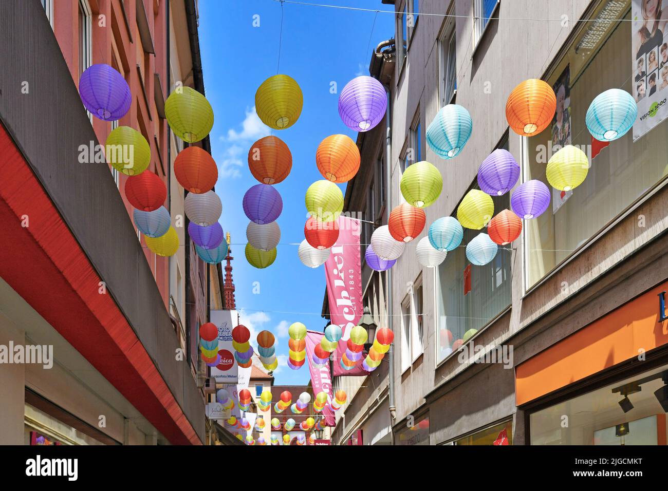 Würzburg, Germania - Giugno 2022: Lanterne colorate appese al vicolo chiamato 'Schustergasse' nella città vecchia Foto Stock