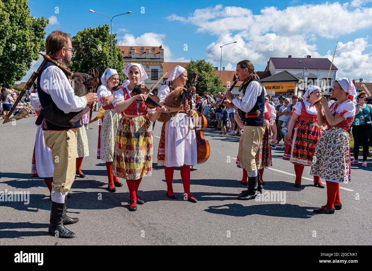 Straznice, Repubblica Ceca - 25 giugno 2022 Festival Internazionale del Folklore. Musica folk con un bagpiper in cantiere al festival Foto Stock