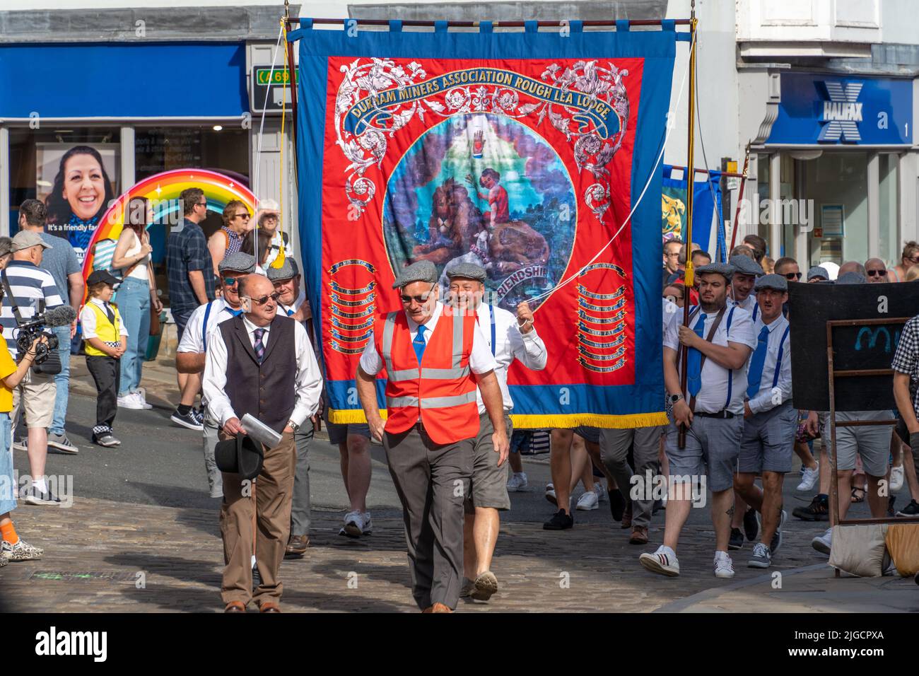 Durham, Regno Unito: 9 luglio 2022: Gala dei minatori di Durham. "The Big Meeting" ritorna dopo una pausa di due anni a causa della covid, riunendosi nuovamente villaggi di fossa, striscioni, sindacati e bande di ottoni in una splendida giornata di sole a Durham, nel nord dell'Inghilterra. Crediti: Hazel Plater/Alamy Live News Foto Stock