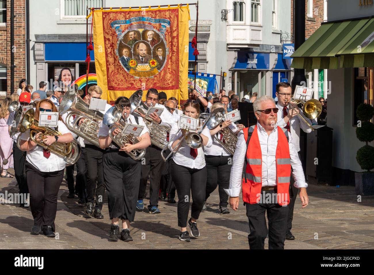 Durham, Regno Unito: 9 luglio 2022: Gala dei minatori di Durham. "The Big Meeting" ritorna dopo una pausa di due anni a causa della covid, riunendosi nuovamente villaggi di fossa, striscioni, sindacati e bande di ottoni in una splendida giornata di sole a Durham, nel nord dell'Inghilterra. Crediti: Hazel Plater/Alamy Live News Foto Stock