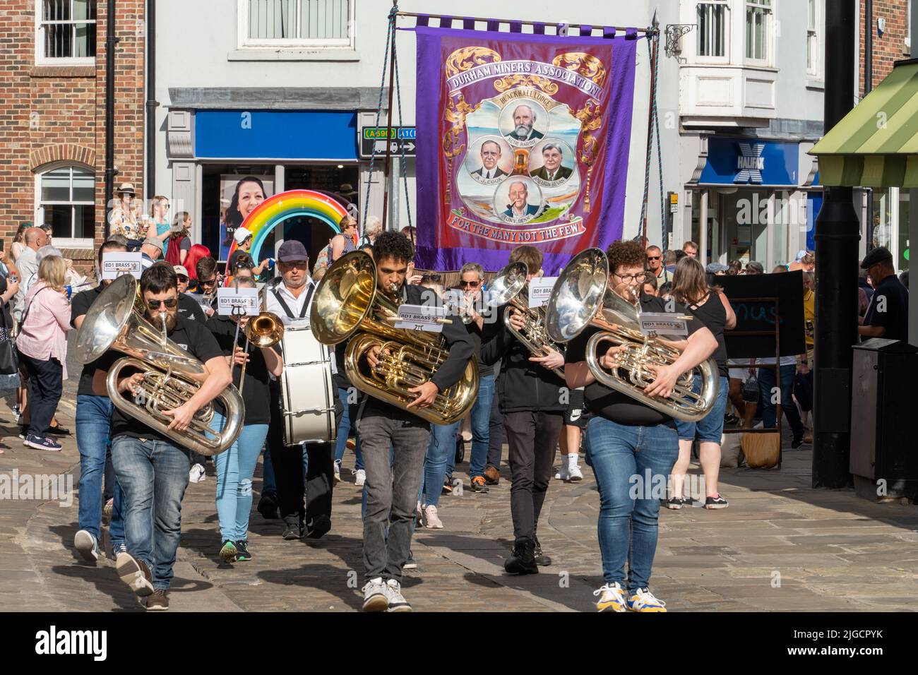Durham, Regno Unito: 9 luglio 2022: Gala dei minatori di Durham. "The Big Meeting" ritorna dopo una pausa di due anni a causa della covid, riunendosi nuovamente villaggi di fossa, striscioni, sindacati e bande di ottoni in una splendida giornata di sole a Durham, nel nord dell'Inghilterra. Crediti: Hazel Plater/Alamy Live News Foto Stock