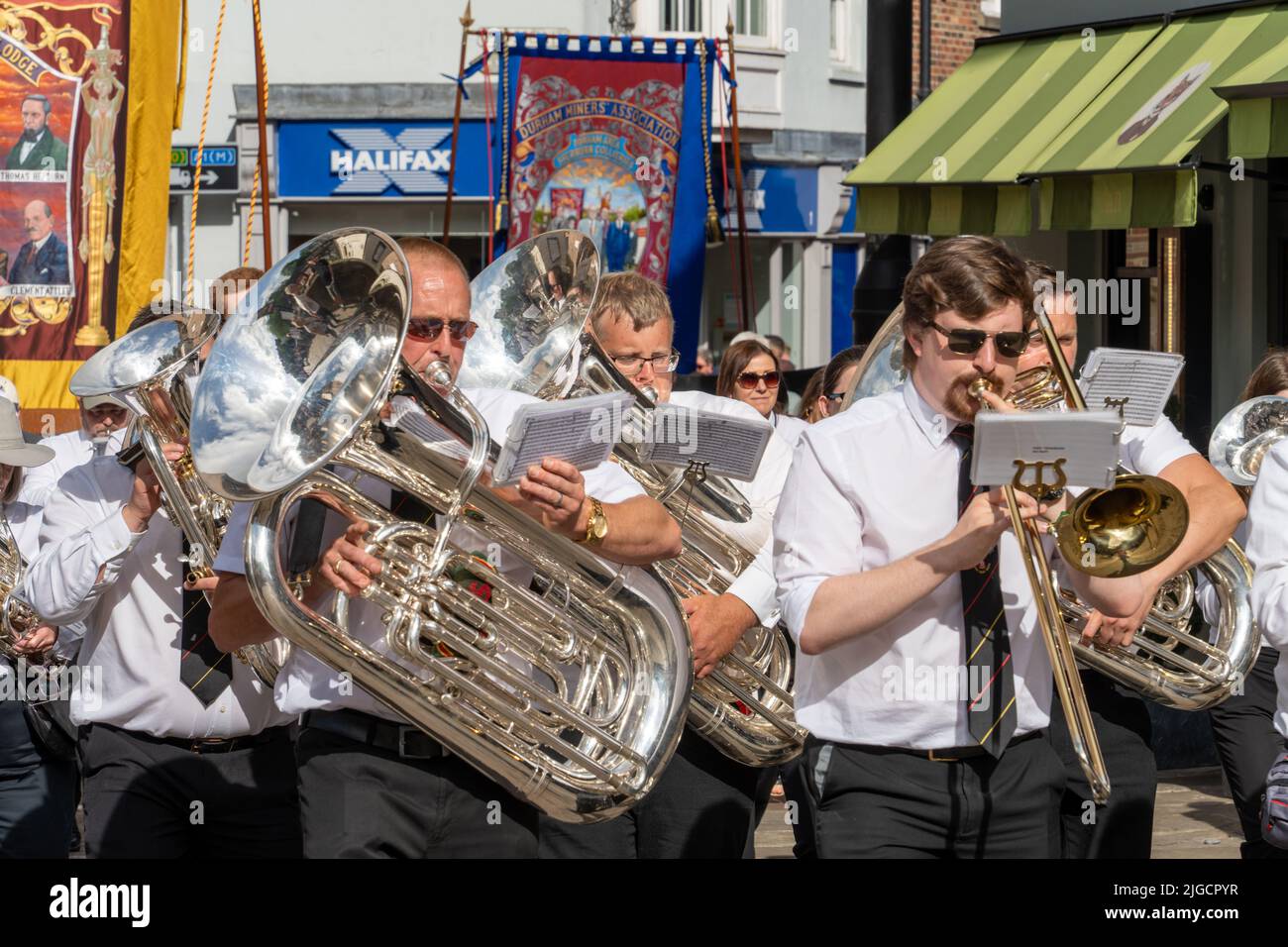 Durham, Regno Unito: 9 luglio 2022: Gala dei minatori di Durham. "The Big Meeting" ritorna dopo una pausa di due anni a causa della covid, riunendosi nuovamente villaggi di fossa, striscioni, sindacati e bande di ottoni in una splendida giornata di sole a Durham, nel nord dell'Inghilterra. Crediti: Hazel Plater/Alamy Live News Foto Stock