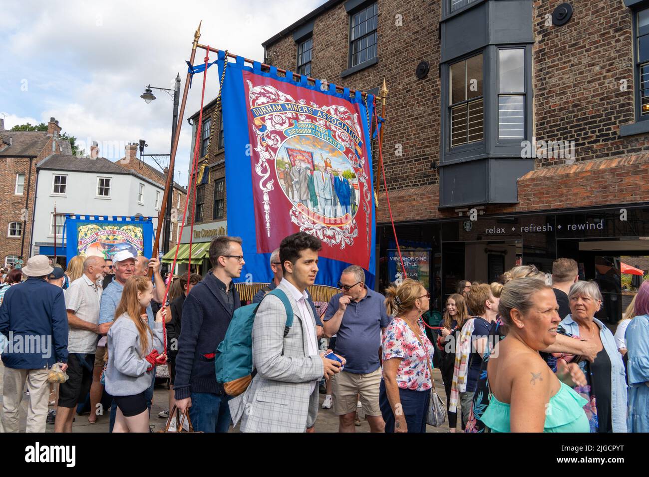 Durham, Regno Unito: 9 luglio 2022: Gala dei minatori di Durham. "The Big Meeting" ritorna dopo una pausa di due anni a causa della covid, riunendosi nuovamente villaggi di fossa, striscioni, sindacati e bande di ottoni in una splendida giornata di sole a Durham, nel nord dell'Inghilterra. Crediti: Hazel Plater/Alamy Live News Foto Stock