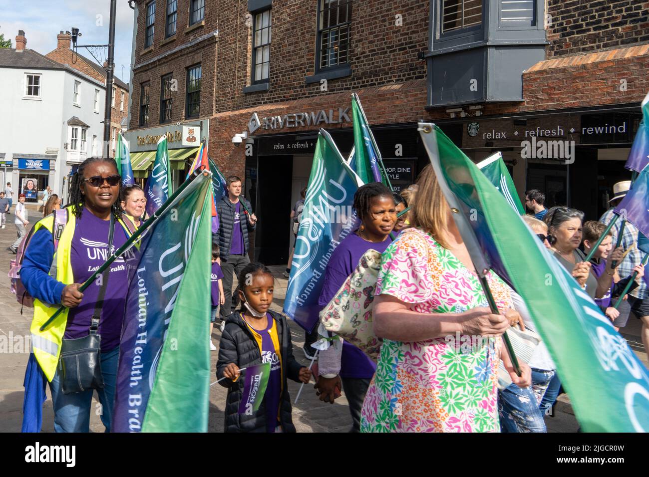 Durham, Regno Unito: 9 luglio 2022: Gala dei minatori di Durham. "The Big Meeting" ritorna dopo una pausa di due anni a causa della covid, riunendosi nuovamente villaggi di fossa, striscioni, sindacati e bande di ottoni in una splendida giornata di sole a Durham, nel nord dell'Inghilterra. Crediti: Hazel Plater/Alamy Live News Foto Stock