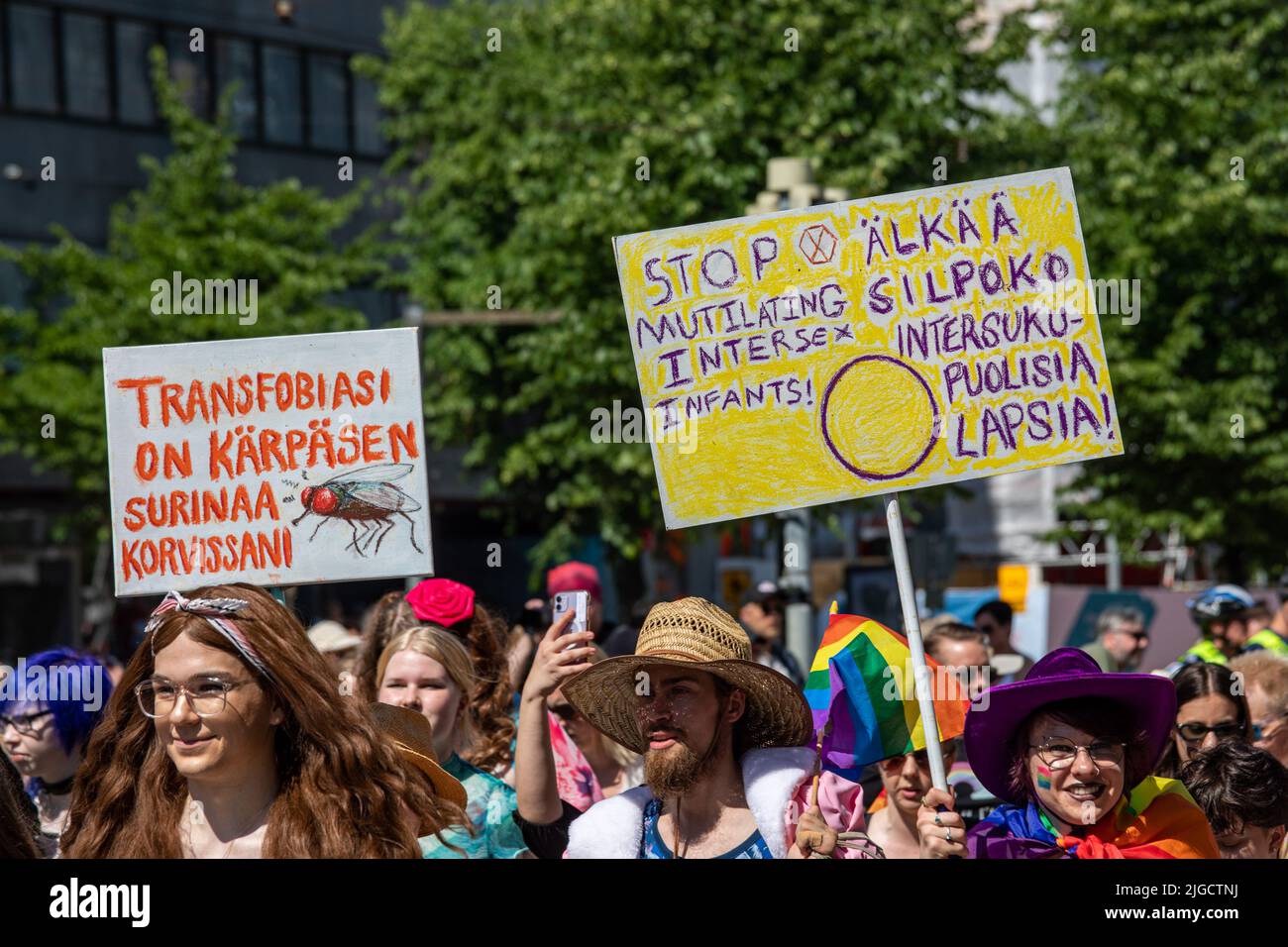 Smetta di mutilare i bambini intersex. Firma a Helsinki Pride 2022 Parade a Mannerheimintie, Helsinki, Finlandia. Foto Stock
