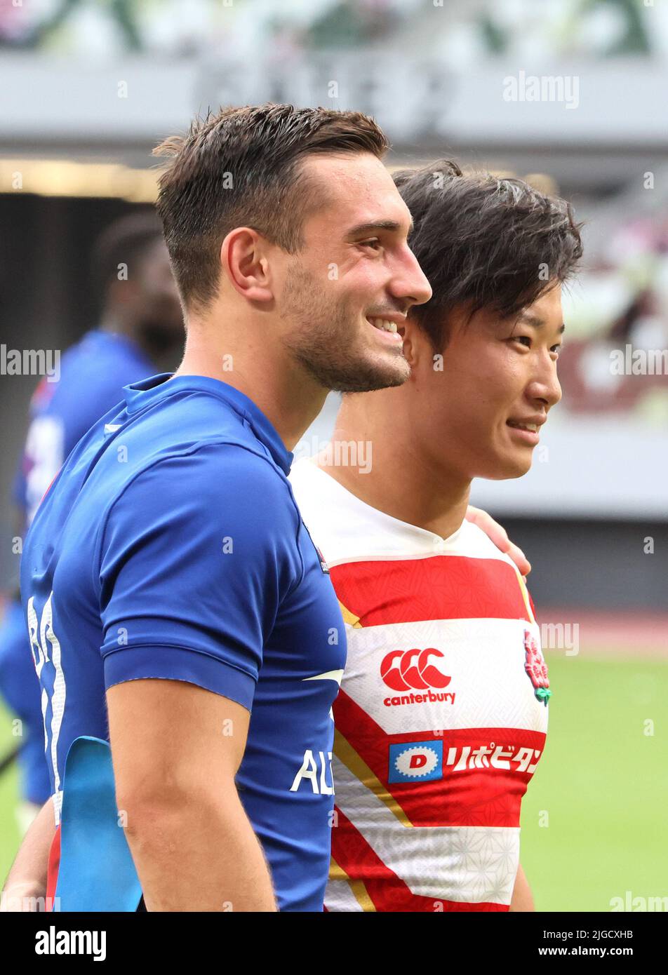 Tokyo, Giappone. 9th luglio 2022. Il Giappone Naoto Saito (R) e il francese Baptiste Couilloud (L) sorridono mentre i membri della squadra di rugby nazionale giapponese e francese camminano insieme dopo un test di rugby internazionale tra Giappone e Francia allo stadio nazionale di Tokyo sabato 9 luglio 2022. Il numero 2 del mondo classificato la Francia sconfisse il Giappone 20-15. Credit: Yoshio Tsunoda/AFLO/Alamy Live News Foto Stock