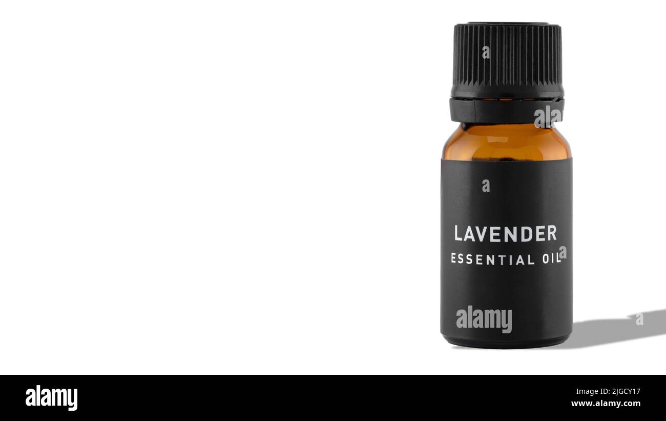 Una bottiglia di olio essenziale di lavanda con ombra su sfondo bianco. L'idea di cosmetici naturali, oli naturali, aromaterapia, benessere emotivo Foto Stock