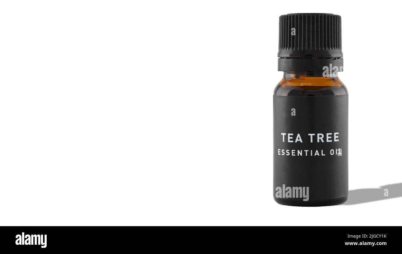 Una bottiglia di olio essenziale per l'albero del tè con ombra su sfondo bianco. L'idea di cosmetici naturali, oli naturali, aromaterapia, benessere emotivo Foto Stock