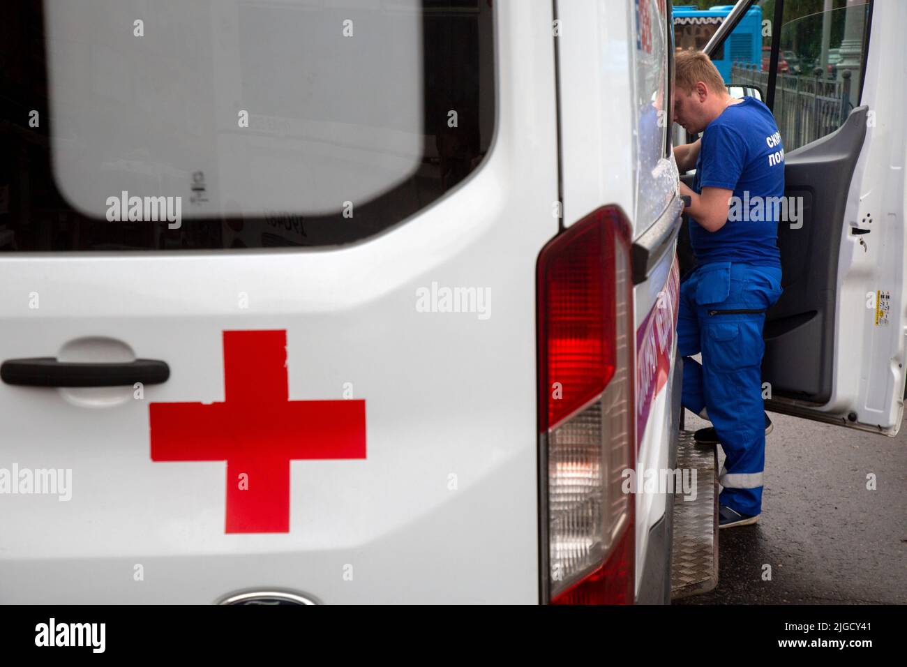 Mosca, Russia. 9th luglio 2022. Un team di assistenza per le ambulanze di emergenza fornisce assistenza a un paziente a Mosca, Russia Foto Stock