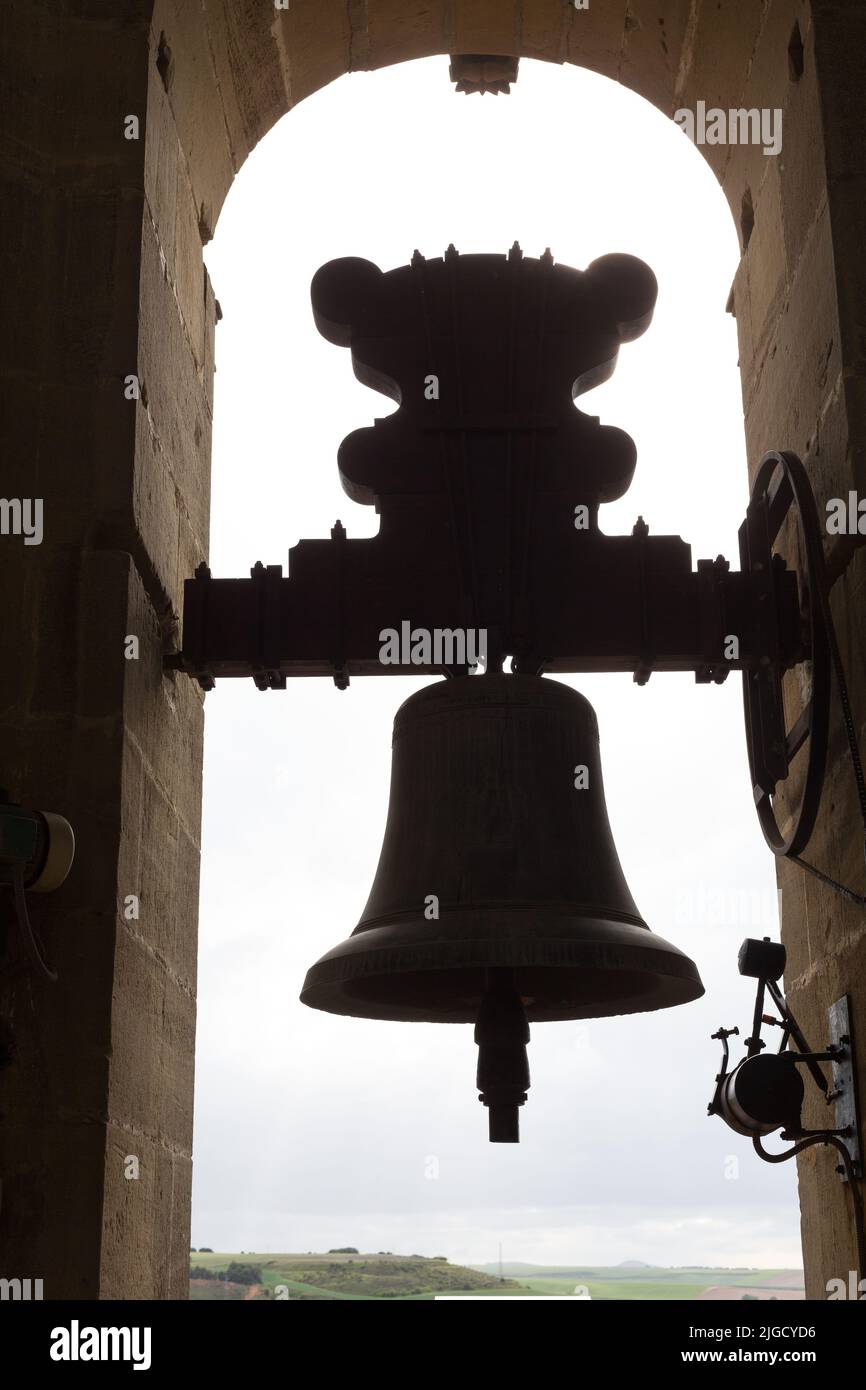 Retroilluminazione di una campana in una chiesa campanile in Spagna Foto Stock