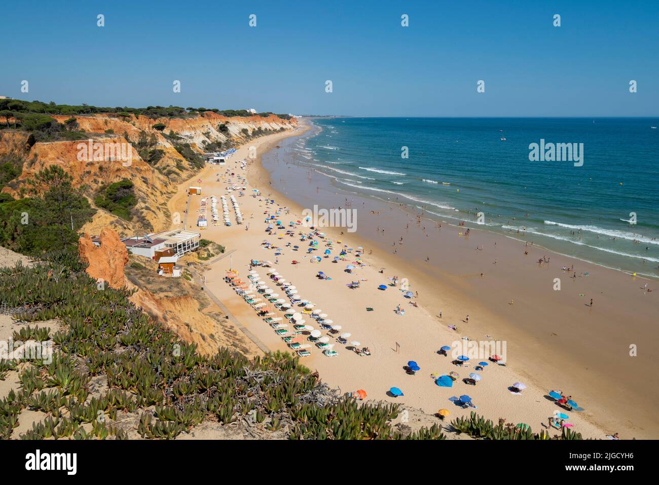 Portogallo, Algarve, falesia spiaggia ' praia da falésia '. Turismo del Portogallo del Sud con belle spiagge e alberghi. Estate spiaggia tempo in Algarve. Europeo Foto Stock