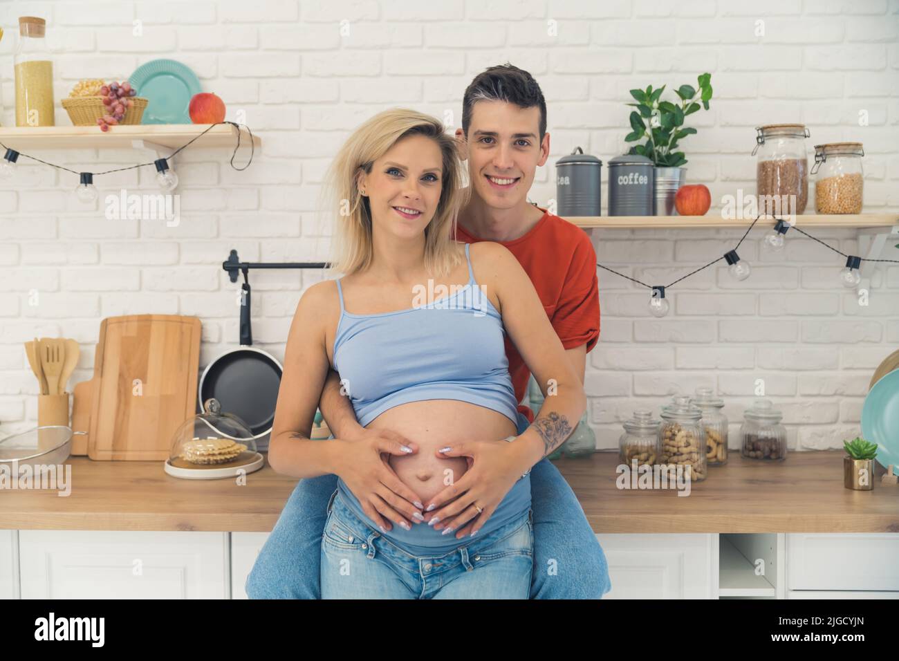 Famiglia felice, medio colpo di giovane coppia caucasica in attesa di un bambino, indoor . Foto di alta qualità Foto Stock