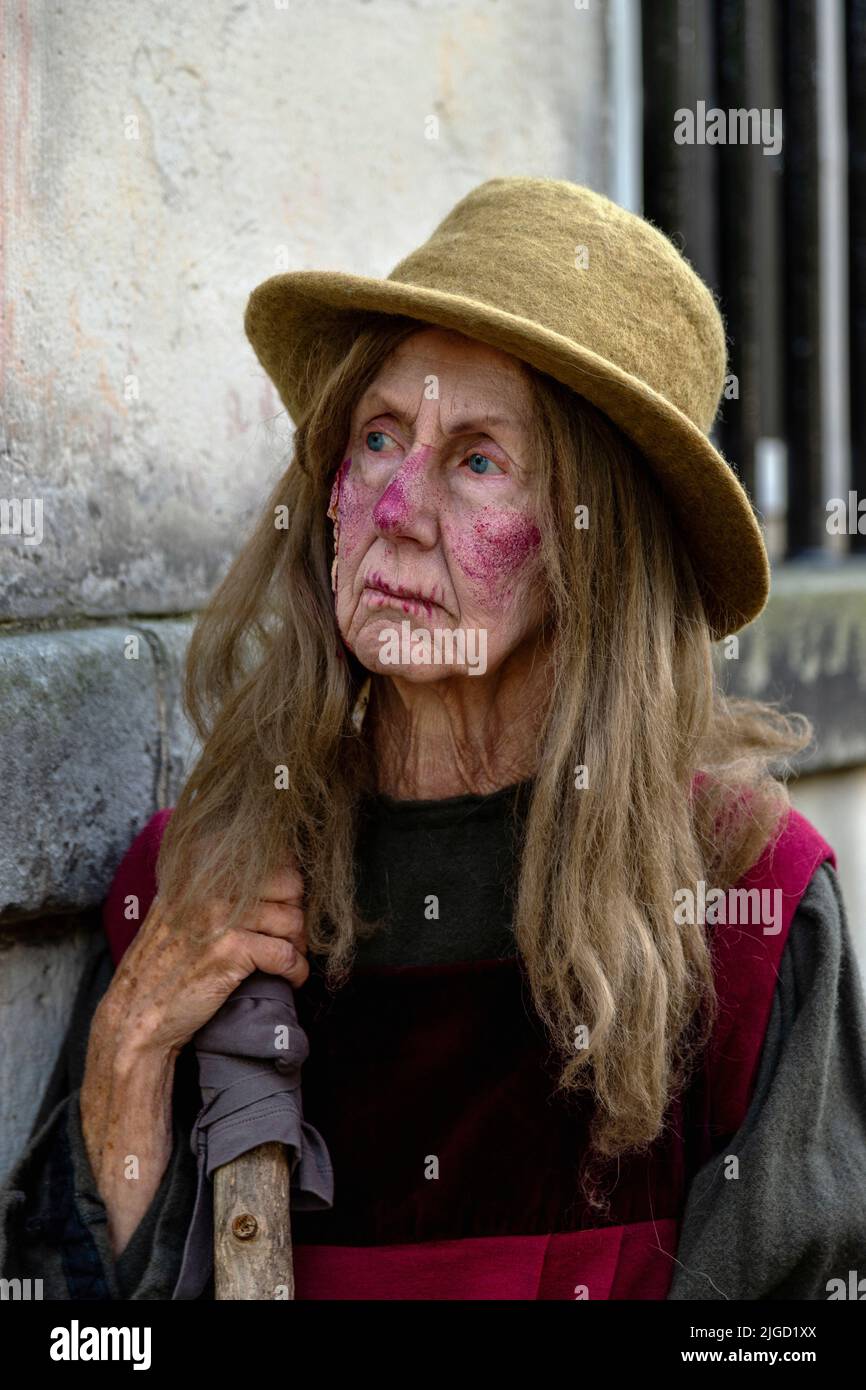 Rembrandt Reenactment festival- una donna che gioca-recitazione con il make-up sanguinoso, Leiden, Olanda del Sud, Paesi Bassi. Foto Stock