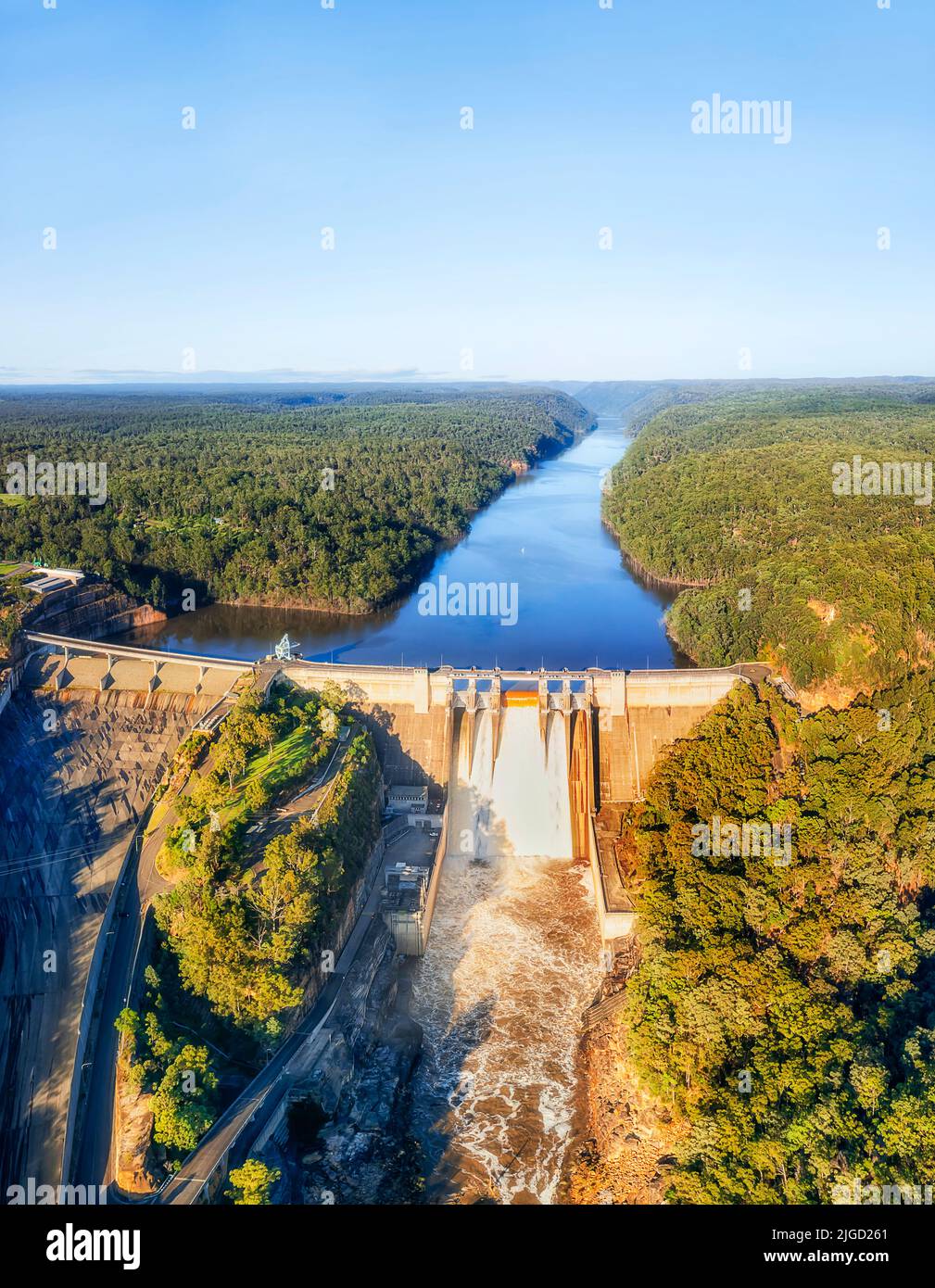 Vista aerea verticale sulla diga di Warragamba nella Grande Sydney d'Australia a causa di inondazioni con torrente d'acqua in eccesso. Foto Stock