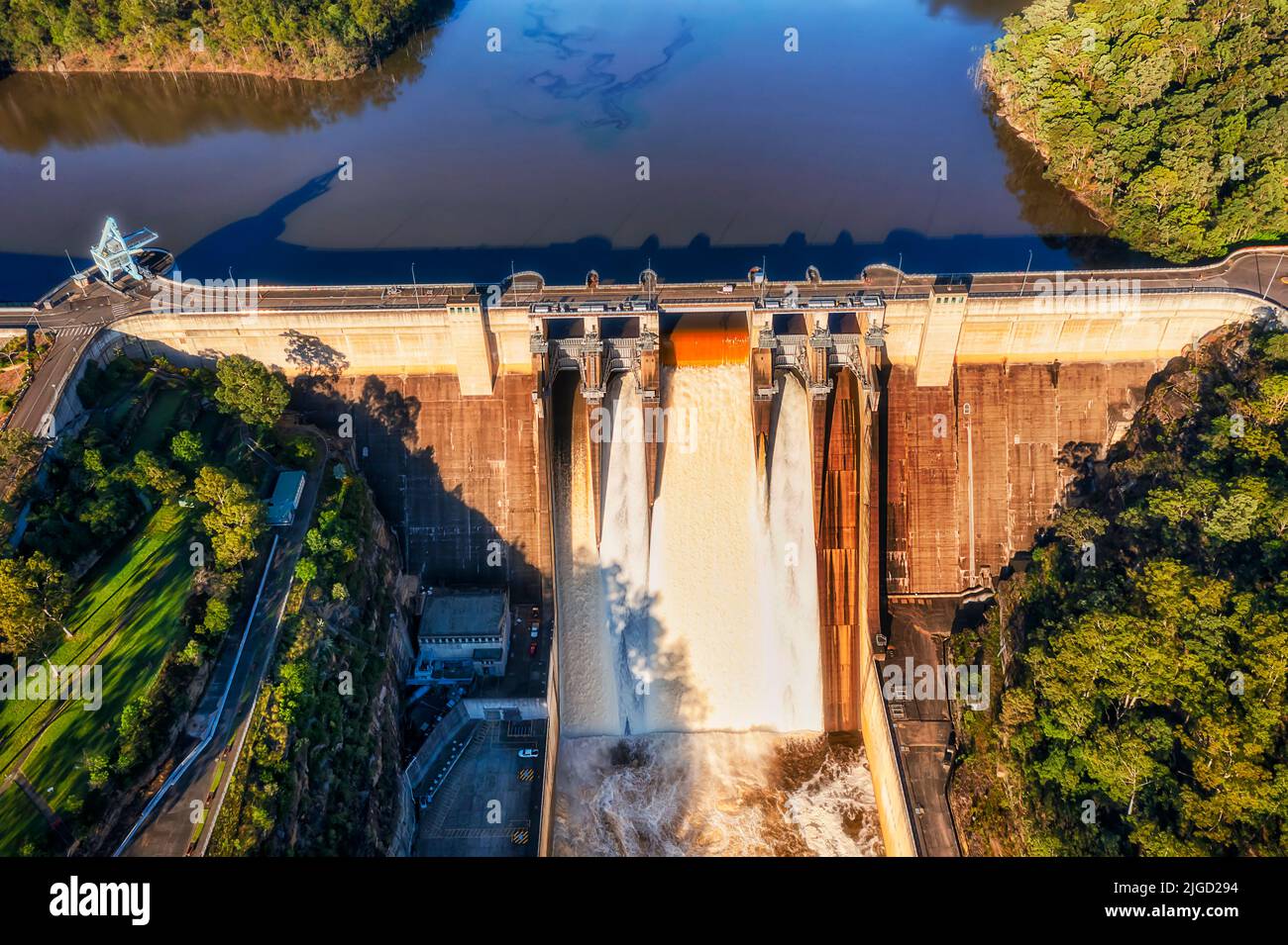 Spillover la diga di Warragamba sul fiume Nepean warragamba nella Grande Sydney Blue Mountains dell'Australia durante le forti inondazioni. Foto Stock