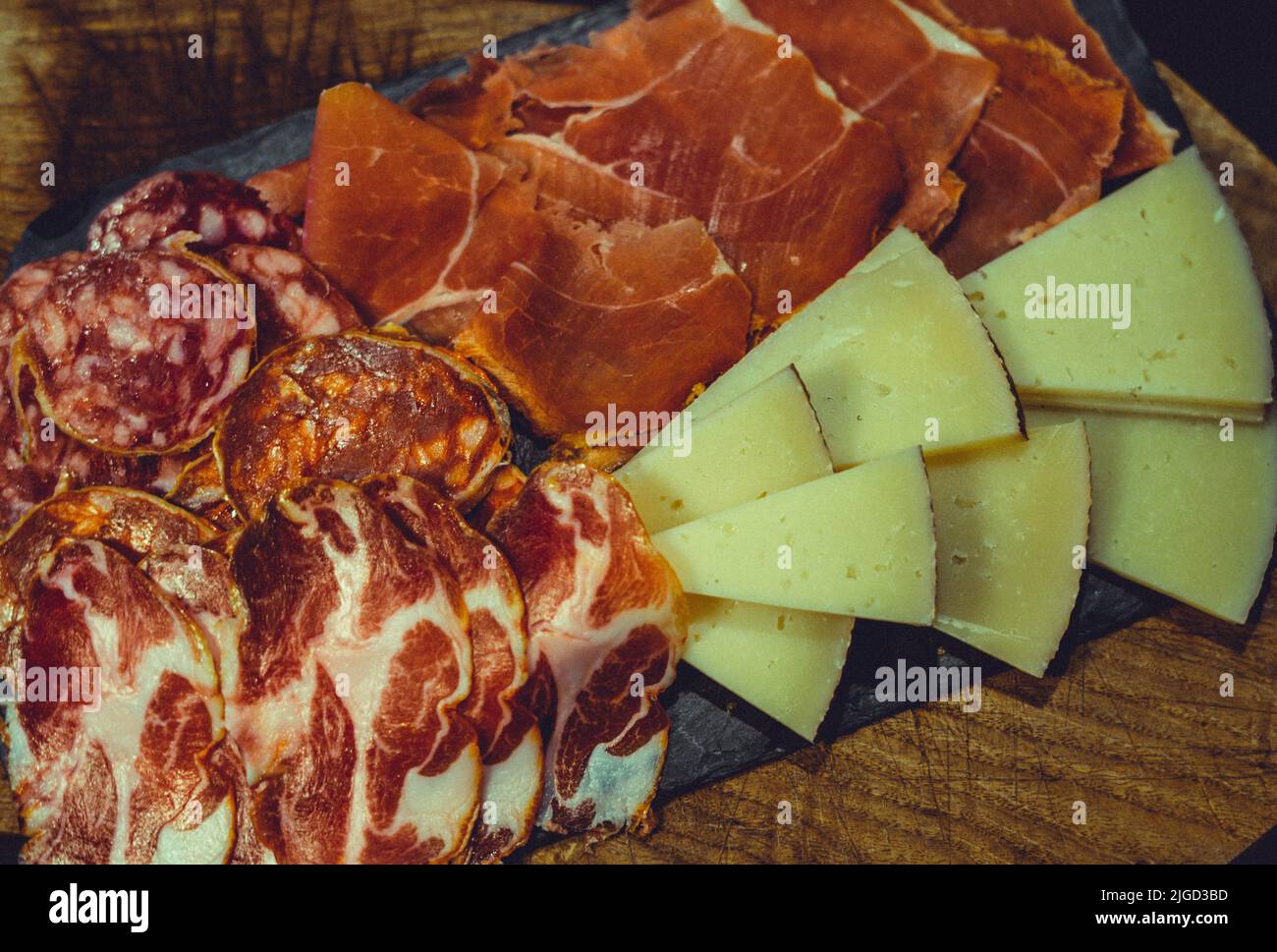vassoio di salsicce e formaggi Foto Stock