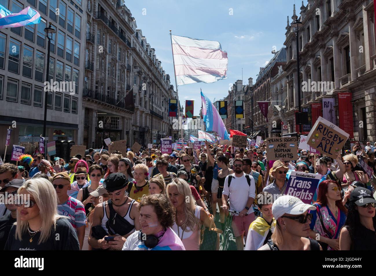 Londra, Regno Unito. 9th luglio 2022. I transgender e i loro sostenitori attraversano il centro di Londra durante la quarta marcia di protesta Trans Pride per la parità. I manifestanti si dimostrano contrari all'esclusione delle persone transessuali dal divieto della terapia di conversione, chiedono l'abolizione della Commissione per le pari opportunità e i diritti umani (EHRC) dopo una serie di interventi dannosi sui diritti dei trasporti, E mostrare solidarietà con i genitori texani di bambini trans dopo che il governatore Greg Abbott ha paragonato l'assistenza sanitaria di genere all'abuso di bambini. Credit: Wiktor Szymanowicz/Alamy Live News Foto Stock