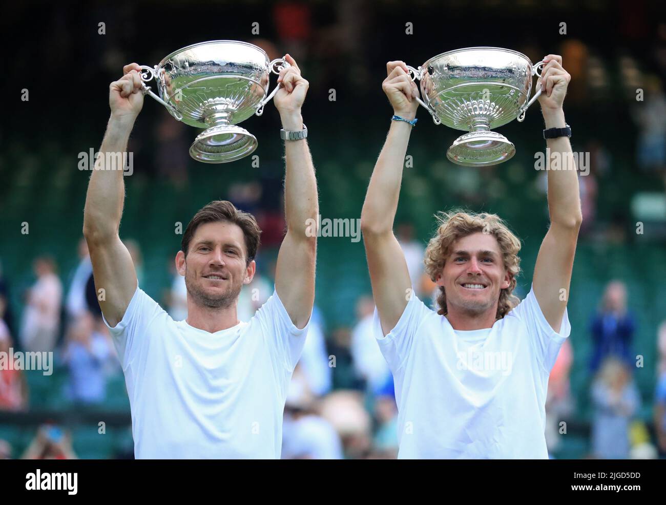 Londra, Gran Bretagna. 9th luglio 2022. Matthew Ebden/Max Purcell (R) in Australia posa con i loro trofei durante la cerimonia di premiazione per l'evento maschile doppio al Wimbledon Tennis Championship di Londra, Gran Bretagna, 9 luglio 2022. Credit: Li Ying/Xinhua/Alamy Live News Foto Stock
